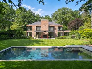 Exclusieve architectenvilla met zwembad in het gegeerde Hof ter LindenDeze luxueuze villa is gelegen in een gegeerde straat in Schilde, op korte...