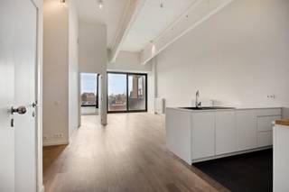 Loft-appartement (75m²) met één slaapkamer te koop in een voormalig fabrieksgebouw gelegen te Anderlecht. Het gebouw werd omgevormd naar lofts en opgeleverd in 2015. De hoge plafonds, het ruimte gevoel en het aangename terras van 15m² zijn slechts enkele troeven van dit appartement.<br /><br />Het appartement is als volgt ingedeeld: <br />- ruime lichtrijke woonkamer met open keuken en aanpalend terras<br />- keuken voorzien van al het nodige comfort: kookplaat, ingebouwde koelkast, oven en vaatwasmachine<br />- toegang tot het terras van 15m²<br />- apart toilet<br />- één slaapkamer met en-suite badkamer voorzien van dubbele wastafel en douche<br />- zithoek dewelke gebruikt kan worden als open bureau-ruimte<br />- berging met aansluiting voor wasmachine<br />- kelder n°25<br />- staanplaats (buiten) n°46 (verplicht aan te kopen, niet inbegrepen in vraagprijs)<br /><br />Het appartement beschikt daarnaast over een zeer gunstig EPC-attest (label C) waardoor wordt voldaan aan de energetische normen opgelegd voor Brussel in 2033. <br /><br />Vraagprijs: 269.000 EUR + 20.000 EUR voor de staanplaats.<br />Het appartement wordt momenteel verhuurd tot eind april 2026.<br /><br />Het appartement is gelegen in de nabijheid van openbaar vervoer (metro en bus) en op enkele minuten wandelen van grootwarenhuizen (Colruyt). In de buurt kan je ook terecht in het 'Bospark', een park van 5 hectare groot met o.a. een speeltuin voor kinderen.<br /><br />Wens je dit appartement graag te bezichtigen? Doe een aanvraag via www.dewaele.com of contacteer Danielle Kaluza via 0491 27 21 88.<br /><br />DISCLAIMER: Sommige afbeeldingen in deze presentatie zijn met AI gegenereerd om het potentieel van het pand te illustreren. Ze tonen niet de exacte, huidige staat. Aan deze beelden kunnen geen rechten worden ontleend.