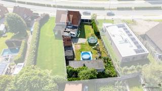 <h3><span>Instapklare halfopen bebouwing met 3 slaapkamers, ruime bijgebouwen en zonnige tuin</span></h3><p><span>Bent u op zoek naar een instapklare woning waar u meteen kunt intrekken? Dan zal deze smaakvol gerenoveerde halfopen bebouwing aan de Liersebaan 151 in Zandhoven u ongetwijfeld weten te bekoren. De woning werd in </span><span>2020 grondig gerenoveerd</span><span> en combineert een moderne afwerking met praktische leefruimtes, ruime bijgebouwen en een zonnige tuin.</span></p><p><span>Bij het binnenkomen valt meteen de verzorgde afwerking op. De lichtrijke </span><span>woonkamer van 33 m²</span><span> straalt klasse uit dankzij de grote raampartijen, stijlvolle plafondafwerking met ingebouwde verlichting, de luxueuze wandafwerking en de hoogwaardige keramische tegelvloer die doorloopt over het volledige gelijkvloers. Deze ruimte biedt een warme en uitnodigende sfeer waar gezelligheid centraal staat.</span></p><p><span>Aansluitend bevindt zich de </span><span>ruime leefkeuken van 21 m²</span><span>, ingericht met een hedendaagse keuken voorzien van alle nodige inbouwtoestellen en voldoende werk- en kastruimte. Dankzij de open eetruimte vormt dit het hart van de woning waar het aangenaam tafelen is met familie en vrienden.</span></p><p><span>Op het gelijkvloers bevindt zich tevens een </span><span>moderne badkamer</span><span>, uitgerust met een ruime inloopdouche met regenkop, een stijlvol badkamermeubel, toilet en bidet. Ook hier werd gekozen voor kwalitatieve materialen en een tijdloze afwerking.</span></p><p><span>Via de verzorgde trap bereikt u de eerste verdieping waar zich </span><span>drie slaapkamers</span><span> bevinden van respectievelijk </span><span>17,5 m²</span><span>, </span><span>9,5 m²</span><span> en </span><span>7,5 m²</span><span>. Deze kunnen perfect dienen als hoofdslaapkamer, kinderkamers, dressing, bureau of hobbyruimte.</span></p><p><span>Buiten biedt deze eigendom nog heel wat extra mogelijkheden. Achter de woning bevinden zich </span><span>twee praktische bijgebouwen</span><span>. Het eerste is ingericht als een comfortabele wasplaats met aansluitingen voor wasmachine en droogkast en beschikt daarnaast over extra bergruimte voor tuinmateriaal. Het tweede bijgebouw van maar liefst </span><span>45 m²</span><span> is ideaal als werkplaats, opslagruimte, atelier of hobbyruimte.</span></p><p><span>De </span><span>zuidwestgerichte tuin van ongeveer 450 m²</span><span> vormt een absolute troef. Hier geniet u de hele namiddag en avond van de zon. Dankzij het ruime gazon, de verschillende terrassen en de aanwezige speelruimte is dit een ideale tuin voor gezinnen met kinderen, tuinliefhebbers of mensen die graag buiten vertoeven. Bovendien biedt de tuin voldoende privacy en tal van mogelijkheden om volledig naar eigen smaak in te richten.</span></p><p><span>Kortom, deze verzorgde en instapklare woning combineert een stijlvolle afwerking, praktische indeling, veel bergruimte en een aangename buitenomgeving op een vlot bereikbare ligging in Zandhoven, nabij winkels, scholen, openbaar vervoer en belangrijke verbindingswegen.</span></p>