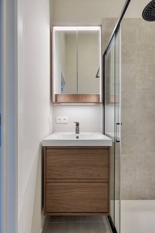 <span><strong>**TE HUUR VANAF SEPTEMBER**</strong></span><br /><br /><span>Residentie The Hills is een opbrengstpand dat voor zowel studerende jongeren in de Leuvense stadskern als in Heverlee en Brussel een goede locatie biedt. Je bent op wandel/ fiets afstand van de Leuvense Stadskern, het Sportkot, de KULeuven campussen in de binnen en buitenstad alsook het station van Leuven en Heverlee. Deze residentie is gelegen op de </span><strong>Naamsesteenweg</strong><span>. Niet alleen zijn strategische ligging is een troef maar ook de residentie zelf zal puur genieten zijn. Via de Hertogstraat bent u op enkele minuten op de </span><strong>Arenberg faculteiten</strong><span> als op de </span><strong>UCLL-campussen</strong><span>.</span><br /><br /><span>Deze residentie is een </span><strong>vernieuwbouwproject</strong><span>. De renovatie werd uitgevoerd met oog voor detail, kwaliteitsvolle materiaalkeuze en afwerking. De kamer heeft <strong>privatief sanitair</strong> en is bemeubeld. </span><span>Bijkomend heeft dit pand een <strong>gemeenschappelijke keuken</strong>. Kortom, deze residentie heeft het allemaal.</span><br /><br /><span><strong>Interesse of een bezoek ter plaatse? Dat kan! Contacteer ons: 0470 59 65 44 of verhuur@connect-immo.be</strong></span><br /><br /><span>Huurprijs: €675 + €90 (provisie voor water, verwarming, elektriciteit en internet)</span><br /><span>*Foto's zijn referentiebeelden</span>