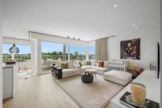 Dit stijlvolle appartement van 131 m² combineert hedendaags wooncomfort met een uitzonderlijke ligging aan de Rupel. De woning verwelkomt je in een ruime, open leefruimte waar comfort en functionaliteit centraal staan. Dankzij de grote schuiframen geniet je van een overvloed aan natuurlijk licht. Het ruime terras vormt hierbij een absolute troef met een prachtig zicht over de rivier.<br /><br />De leefruimte is strak en stijlvol ingericht en afgewerkt met hoogwaardige materialen. De moderne keuken vormt één harmonieus geheel met de woonruimte en is volledig uitgerust met ingebouwde toestellen, waaronder een inductiekookplaat, oven, koelkast en microgolfoven. Het tijdloze wit-grijze kleurenpalet zorgt voor een elegante en serene uitstraling.<br /><br />Het appartement beschikt over drie slaapkamers, momenteel ingericht als bureau, dressing en master bedroom. De master bedroom geniet eveneens van een prachtig uitzicht en beschikt over een praktische inloopdressing. De twee bijkomende kamers zijn multifunctioneel inzetbaar en bieden tal van mogelijkheden als slaapkamer, bureau of hobbyruimte.<br /><br />Verder heeft de penthouse twee badkamers. De badkamer aansluitend aan de master bedroom straalt pure luxe uit en is ingericht met een comfortabel ligbad in marmerlook, een ruime inloopdouche met zwart metalen frame en een moderne wastafel met stijlvolle kranen. Daarnaast is er een aparte, praktische douchekamer aanwezig.<br /><br />Verder is er een praktische bijkeuken met aansluitingen voor wasmachine, droogkast en een extra koelkast, wat zorgt voor extra bergruimte en optimaal gebruiksgemak.<br /><br />Tot slot zijn er twee ruime ondergrondse parkeerplaatsen inbegrepen.<br /><br />Gemeenschappelijke kosten: provisie €166,35/maand.<br /><br />Bekijk ook zeker onze website voor de grondplannen.<br />Meer info via Jean.Heylen@imovastgoed.be of via 015/34.34.54.<br />U kan Imo Vastgoed steeds vrijblijvend contacteren voor een gratis waardebepaling van uw woning.