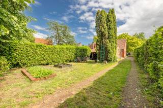 <p><span>In het hartje van de dorpskern van het gezellige en groene Halle Zoersel bieden wij u deze HOB op een perceel van ca. 500m² voorzien van 3 slaapkamers.</span></p><p><span>Deze gunstig gelegen woning is de laatste jaren verhuurd en kan men mits een beetje liefde en kluswerk zo weer omtoveren tot een charmante dorpswoning met leuke tuin en bijhorende tuinberging/atelier van 30m².</span></p><p><span>We betreden het perceel via een lange oprit geschikt voor makkelijk 3 wagens. Als we de woning via de inkomhal betreden, lopen we door naar de ruime, lichtrijke L-vormige woonkamer met aansluitend een keuken voorzien van basiscomfort. Op de benedenverdieping bevinden zich tevens de badkamer en een wasberging.</span></p><p><span>Boven zijn er 2 grote slaapkamers voorzien ( ca. 15m² en 12m²) als ook een 3de kleine slaapkamer (ca. 5.2m²) welke ook kan gerenoveerd worden tot badkamer.</span></p><p><span>Alleszins een leuke HOB met heel wat potentieel voor een betaalbaar budget, waarbij je op je eigen tempo en naar eigen noden deze woning kan omvormen naar een leuke thuis. </span></p><p><span>Interesse? Boek dan snel een afspraak en kom zeker niet TE LAET!</span></p>