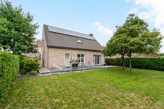 <p><em>Découvrez cette villa intemporelle et élégante offrant 150 m² de surface habitable, sur un terrain orienté ouest de 10 ares. Idéalement située juste à l'extérieur du centre-ville de Tirlemont, cette propriété combine confort, efficacité énergétique et tranquillité.</em></p>
<p>Le rez-de-chaussée comprend un vaste hall d'entrée, un séjour lumineux avec salle à manger, ainsi qu'une cuisine moderne avec accès direct au jardin ensoleillé.</p>
<p>À l'étage, vous trouverez trois chambres, dont une avec dressing, et une salle de bains bien équipée avec baignoire et douche. Des espaces de rangement supplémentaires sont disponibles dans le grenier.</p>
<p>Stationnement possible à l'extérieur et dans le garage intégré. Grâce aux panneaux solaires et à la climatisation, cette maison est particulièrement économe en énergie.</p>
<p></p>