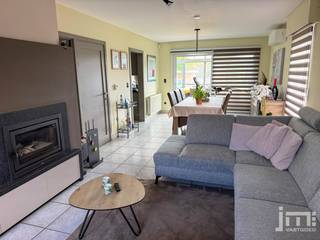 Dit pand wordt verkocht via een biedingsprocedure met een richtprijs/instelprijs van € 595.000. <br /><span><strong>KIJKDAG: Zaterdag 19 september 2026 – Enkel op afspraak.</strong></span><br /><br />Deze ruime woning is gelegen op een volledig afgesloten perceel van 36a 58ca aan het einde van een doodlopende straat in het landelijke Stokrooie (Hasselt) en biedt u de ultieme combinatie van modern wooncomfort, rust en duurzaamheid. De woning is vlot bereikbaar met een goede verbinding naar de snelwegen.<br /><br /><u><strong>Indeling:</strong></u><br />Gelijkvloers: Ruime inkomhal met trap naar de verdieping. Aan de linkerzijde bevindt zich een aparte, praktische bureauruimte – ideaal voor thuiswerk of een vrij beroep. De grote, lichtrijke woonkamer met gezellige haard sluit naadloos aan op de schitterende tuinkamer/veranda en een overdekt terras. Daarnaast vindt u de volledig geïnstalleerde keuken, een ruime wasplaats/berging met extra douche en lavabo, en een inpandige garage met automatische sectionaalpoort (vernieuwd in 2025). Het toilet en de berging maken het gelijkvloers compleet.<br />Eerste verdieping: De nachthal biedt toegang tot 4 volwaardige, ruime slaapkamers (met mogelijkheid tot een 5e slaap/speelkamer), een comfortabele badkamer (met ligbad) en een handige extra bergruimte.<br />Kelder: Opgedeeld in 2 kamers.<br />Tuin: Het immense perceel van 3.658 m²  biedt een idyllisch, vrij uitzicht. De sfeervol aangelegde tuin vlak achter de woning beschikt over fraai kunstgras en geurige lavendelperken. Hier bevinden zich ook de ruime buitengarage ( met extra zolderruimte) en carport.. Verder op het perceel staat het moderne poolhouse/tuinpaviljoen met een overdekt loungeterras. Het achterliggende deel is ingericht als dierenwei met de nodige schuilhokken en extra bergruimtes.<br /><br /><u><strong>Extra's:</strong></u><br />- Zonnepanelen (6.920 Wp)<br />- Energiezuinige warmtepomp/Airco<br />- Krachtig Enphase thuisbatterijsysteem (10 kWh)<br />- Laadpaal<br />- De meeste ramen zijn voorzien van rolluiken<br /><br /><u><strong>Verkoopprocedure via bieding:</strong></u><br />De vermelde prijs van € 595.000 is een richtprijs/instelprijs. Kandidaat-kopers krijgen de kans om de woning te bezichtigen op de kijkdag en aansluitend een schriftelijk bod uit te brengen bij de makelaar. <br />Voor meer info, gelieve contact op te nemen met ons kantoor op het nummer 0479 888 291 (Johan) of via mail: info@jmvastgoed.be.