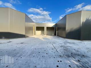 Nieuwbouw KMO-park bestaande uit 7 KMO-units te koop met oppervlaktes tussen 170 m² en 272 m². De strategische ligging vlakbij de N46 zorgt voor een snelle aansluiting richting de E40, wat zorgt voor een vlotte verbinding richting Gent, Brussel en omliggende gemeenten zoals Zottegem en Aalst.<br /><br />De unit van 265 m² maakt deel uit van het Bedrijvenpark Dereadt en is opgebouwd uit een staalconstructie, in combinatie met een betonplint en geïsoleerde sandwichpanelen. De loods heeft een brandklasse C en beschikt over lichtstraten met rookluik, polybetonvloer en een sectionale poort met afzonderlijke toegangsdeur. Dankzij de casco oplevering behoudt u de vrijheid om de afwerking volledig af te stemmen op uw eigen wensen en noden. Tevens 1 parkeerplaats voorzien.<br /><br />Verwachte oplevering september 2026. <br /><br />Heeft u interesse of wenst u graag meer details over dit aanbod? Neem contact op met Gill voor meer info, plannen en lastenboek via het nummer 09 219 90 30.