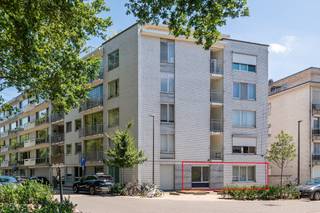<p>Niet elk appartement maakt indruk met grootse gebaren. Soms zit de magie net in de eenvoud. In het ochtendlicht dat door de leefruimte valt. In de stilte van een zonnig terras. In de wetenschap dat alles binnen handbereik ligt, terwijl je thuis toch even de drukte van de dag achter je laat. Dat is net wat dit verzorgde gelijkvloers hoekappartement zo bijzonder maakt. Van zodra je binnenkomt, ervaar je een aangenaam gevoel van ruimte en licht. De leefruimte nodigt uit om te vertragen en sluit aan op het zonnige terras, een plek waar de seizoenen zachtjes voorbijglijden en waar je even kan ontsnappen aan het ritme van de stad. De keuken is compact, praktisch ingericht en voorzien van bijna alle toestellen, zodat alles aanwezig is om dagelijks comfortabel te wonen. Met twee volwaardige slaapkamers van ongeveer 13 m² en 13,5 m² biedt dit appartement verrassend veel mogelijkheden. De slaapkamer aan de achterzijde grenst rechtstreeks aan het terras en vormt een heerlijke plek om de dag rustig te beginnen of net ontspannen af te sluiten. Ook de badkamer combineert comfort en functionaliteit, met een ligbad met douchemogelijkheid, een wastafelmeubel, een toilet en de aansluitingen voor een wasmachine en droogkast netjes geïntegreerd. En ook aan het praktische werd gedacht. Ondergronds beschik je over een privatieve stalling die perfect dienstdoet voor een kleine stadswagen, fietsen of extra bergruimte. Elke woning vertelt een verhaal. Sommige doen dat luid. Andere fluisteren. <br />Het is een unieke kans om te investeren in een sfeervolle woonruimte vlakbij de Bremweide  die uitstekend in de behoeften van de moderne bewoner inspeelt.<br />EPC 257 kWh/m²/jaar - UC 243886 - Gem. kosten ca. 165/maand (incl. verwarming)<br />Benieuwd of jij de roep van dit appartement hoort. Boek je afspraak via winny.cuypers@consensus.be</p>