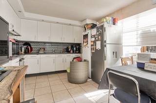 Af te werken open bebouwing met volgende eigenschappen:<br /><br />` ruime bewoonbare oppervlakte<br />` gedeeltelijk aangelegde tuin<br />` gelegen in een straat met enkel plaatselijk verkeer<br />` in de nabijheid van winkels, scholen, diverse eetgelegenheden, ...<br />` vlotte verbinding met centrumsteden Hasselt en Genk<br /><br />Indeling:<br /><br />Niveau -1<br />kruipkelder<br /><br />Niveau 0<br />inkomhal met gastentoilet, woon/eetkamer, leefkeuken met toegang tot de veranda, berging met douche, polyvalente ruimte die bereikbaar is via de tuin, tuinhuis met lounge<br /><br />Niveau +1<br />nachthal, in te richten badkamer, drie ruime slaapkamers, linnenkamer, toilet<br /><br />Benieuwd naar de mogelijkheden die deze woning te bieden heeft?<br />Vraag uw bezichtiging aan via immo@confideo.be of op het nummer 012 23 23 11.