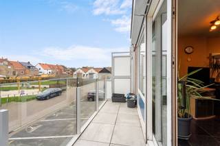 <p><span>Zonnig geörienteerde op te frissen studio op wandelafstand van het centrum en het station.  </span></p><p><span>De leefruimte is één en al licht door de grote ramen en staat in directe verbinding met het terras waar het aangenaam vertoeven is.</span></p><p><span>U kijkt uit op een groene omgeving met een kindvriendelijk karakter. </span></p><p><span>Een open keuken met cottage-look. De hal biedt u plaats voor ingemaakte kasten. </span></p><p><span>Volledig betegelde badkamer met douche, toilet en stijlvol lavabomeubel. </span></p><p><span>De studio is afgewerkt met een tegelvloer, raamprofielen met dubbele beglazing en beschikt over een blanco elektrische keuring. </span></p><p><span>In de residentie Filadelfia zijn er afzonderlijke meters en een gemeenschappelijke fietsenstalling.</span></p><p><span>Het gebouw is recentelijk voorzien van een nieuwe voorgevel, achtergevel, terrassen en dakbekleding. </span></p><p><span>Voor de residentie bevindt er zich een bushalte. </span></p><p><span>De huidige groenzone wordt in de nabije toekomst verder uitgebreid. </span></p><p><span> </span></p>