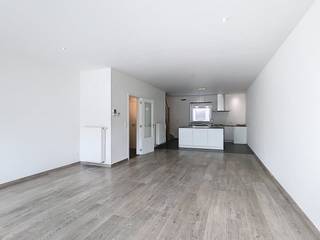 De woning beschikt over een ruime leefruimte die naadloos overgaat in een moderne, open keuken. Deze is volledig uitgerust , ideaal voor...