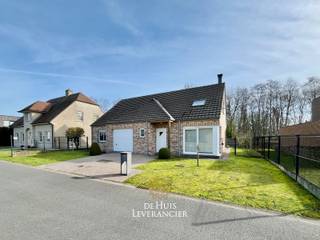 Droom je van wonen aan de kust waar rust, ruimte en comfort samenvloeien?In een rustige residentiële buurt van Nieuwpoort bevindt zich deze charmante...