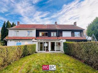 Deze gezellige woning biedt een solide basis voor wie op zoek is naar een comfortabele gezinswoning met potentieel. Met drie slaapkamers, een...