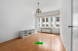 Dit op te frissen appartement, gelegen in het historisch centrum van Brussel op een boogscheut van de Beurs en het Sint-Goriksplein, bevindt zich op de derde verdieping van een karaktervol gebouw uit 1938 en beschikt over een bewoonbare oppervlakte van 60 m² (PEB). Dankzij de centrale ligging geniet u van een levendige omgeving met tal van restaurants, winkels, openbaar vervoer en culturele hotspots binnen handbereik.<br /><br />Bij het betreden van het appartement komt u in de inkomhal met vestiaire, die toegang biedt tot de lichtrijke leefruimte waar het aangenaam vertoeven is. De aparte keuken met praktische berging biedt tal van mogelijkheden tot modernisering. Verder beschikt het appartement over een badkamer met bad en lavabo, een apart toilet en een volwaardige slaapkamer met een zuidwest georiënteerd balkon, waar u in alle rust kan genieten van de namiddag- en avondzon.<br /><br />Een privatieve kelder en een gemeenschappelijk dakterras vervolledigen deze eigendom.<br /><br />Divers: EPC D 177 kWh/m²/jaarlijks, driedubbele beglazing in pvc raamprofiel, individuele verwarming op aardgas (condensatieketel 2020), Kadastraal inkomen €617, elektrische keuring niet conform en syndicus inlichtingen in aanvraag.<br /><br />Een ideale opportuniteit voor wie op zoek is naar een renovatieproject of een investering op een toplocatie in het hart van Brussel.<br /><br />