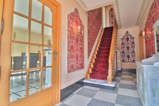 Op een rustige ligging, nabij het centrum van Lendelede vinden we deze ruime halfopen woning met XXL garage (120m²) Bestaande uit de inkom, volledig...