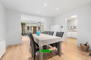 Op wandelafstand van het strand en het centrum van De Panne bevindt zich deze prachtige, instapklare en energiezuinige woning. De woning werd...