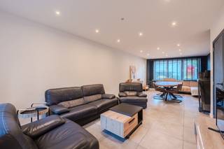 Ontdek deze mooi gerenoveerde halfopen bebouwing te koop langs de Pycke de ten Aerdelaan 35 te Mariakerke (Oostende). Hier geniet u van comfort en rust nabij alle voorzieningen, scholen en openbaar vervoer. De woning werd recent gerenoveerd (2025), is volledig instapklaar en beschikt over een nieuw geïsoleerd plat dak. <br /><br />Indeling:<br />* Gelijkvloers<br />- inkomhal <br />- ruime en lichtrijke leefruimte<br />- keuken voorzien van een vaatwasmachine, koelkast met vriesvakje, microgolf, keramische kookplaat en een spoeltafel<br />- badkamer voorzien van een ligbad met douchescherm, badkamermeubel met lavabo en toilet<br />- aparte berging met aansluiting voor een wasmachine <br />- stadskoer (14m²)<br />- buitenberging<br /><br />* 1ste verdieping<br />- slaapkamer 1 (12m²)<br />- slaapkamer 2 (25m²) voorzien van elektrische rolluiken<br /><br />De woning is actueel verhuurd aan € 850/maand, maar kan vrij zijn bij de akte.<br /><br />Troeven:<br />- rustige ligging in een kindvriendelijke buurt<br />- recent gerenoveerd (2025) <br />- twee volwaardige slaapkamers<br />- gezellige stadskoer en zonnige voortuin<br /><br />Bent u op zoek naar een instapklare woning te koop in een rustige, kindvriendelijke buurt te Mariakerke, Oostende? Contacteer ons snel voor een bezoek ter plaatse!<br /><br />Bestuursmaatregelen in het maatregelenregister: nee<br /><br />Deze AI-visualisaties zijn bedoeld als inspiratie. Er werd geen rekening gehouden met technische specificaties, stedenbouwkundige voorschriften of de concrete mogelijkheden tot realisatie.