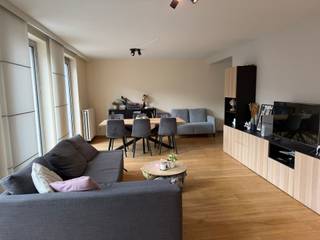 <p><span>GOED ONDERHOUDEN, GEZELLIG EN ENERGIEZUINIG APPARTEMENT MET 2 SLAAPKAMERS EN GROOT TERRAS 21M²</span></p><p><span>1ste verdieping - ligging in centrum nabij Dorpshart en station met vlotte bereikbaarheid via N16, A12 en N17</span></p><p><span> </span></p><p><span>Inkomhal / wc met handwas / living met eetplaats (28m²) / ingerichte keuken (10m²) met toegang tot groot terras (21m²) / berging met was- en stookplaats / nachthal / 2 slaapkamers (12m²; 10m²) met inmaakkasten / nieuwe badkamer met wastafel en inloopdouche.</span></p><p><span> </span></p><p><span>Appartement is voorzien van raamdecoratie.</span></p><p><span> </span></p><p><span>Elektriciteit conform AREI.</span></p><p><span> </span></p>