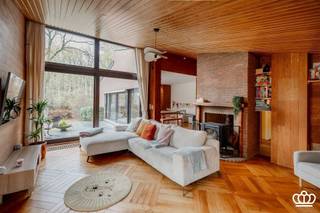 <p><span>Prachtig in het groen gelegen gelijkvloerse woning uit de jaren 70 met o.a. leefruimte, ingerichte leefkeuken, berging, 4 slaapkamers, ingerichte badkamer op een omheind perceel van 2.713m²!</span></p><p><span> </span></p><p><span>INDELING</span></p><p><span> </span></p><p><span>Gelijkvloers:</span></p><p><span>Inkomhal op parket met vestiaireruimte, gastentoilet met handenwasser.  D.m.v. glazen deur toegang tot de leefruimte op visgraatparket, deze is onderverdeeld in zitgedeelte met houtkachel en eetgedeelte.  Deze ruimte geniet veel lichtinval door de grote raampartijen die uitgeven op de tuin.  Ingerichte leefkeuken op retro tegels.  voorzien van combi oven, koelkast, aparte vriezer, inductiekookplaat, dampkap en dubbele wasbak.  Aansluitend bijkeuken met spoelbak en buitendeur.  Nachthal met ingemaakte kasten geeft uit op 3-4 slaapkamers met ingemaakte kasten. </span></p><p><span> </span></p><p><span>Kelder:</span></p><p><span>Vanuit de bijkeuken toegang tot de zeer ruime kelderruimte met uitbreidingsmogelijkheden, dubbel inpandige garage en wasplaats met voorziening wasmachine en droogkast.</span></p><p><span> </span></p><p><span>Tuin:</span></p><p><span>Ruime oprijlaan met mogelijkheid voor het parkeren van 4 wagens.  Ruime parktuin met 2 aangelegde terrassen en zicht op landerijen.</span></p><p><span> </span></p><p><span>Bijzonderheden:</span></p><p><span>Rustig gelegen in het groen </span></p><p><span>Rolluiken</span></p><p><span>Elektriciteit conform </span></p><p><span>Goed onderhouden</span></p><p><span> </span></p>