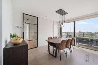 <p>Penthouse récent, prêt à emménager, situé en plein centre, avec deux terrasses exceptionnellement spacieuses (à l'avant et à l'arrière).</p>
<p>Agencement : hall d'entrée, séjour lumineux, cuisine ouverte, deux chambres spacieuses avec placards intégrés, une salle de bains avec double vasque, douche et WC, ainsi que des toilettes invités dans le couloir.</p>
<p>Un débarras/buanderie avec lave-linge, sèche-linge et rangements supplémentaires est également disponible.</p>
<p>Ce penthouse aux finitions soignées est équipé de la domotique avec fenêtres coulissantes automatiques donnant sur les deux terrasses, de stores et rideaux électriques, ainsi que d'un éclairage fonctionnel et élégant.</p>
<p>Les terrasses avant et arrière sont exceptionnellement spacieuses, vous permettant de profiter du soleil et de la lumière naturelle tout au long de la journée.</p>
<p>La terrasse avant comprend également un espace de rangement extérieur supplémentaire.</p>
<p>Deux places de parking privées sont disponibles à l'achat (25 000 € chacune).</p>
<p>L'ensemble du penthouse est équipé du chauffage au sol et bénéficie d'une consommation énergétique extrêmement efficace. Ne manquez pas cette opportunité ! Contactez-nous dès aujourd'hui pour planifier une visite et laissez-vous surprendre par cet appartement élégamment meublé dans un emplacement privilégié !</p>
<p></p>