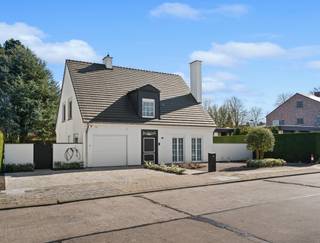 Instapklare, volledig gerenoveerde villa op een toplocatie in de gegeerde villawijk Rodenburg te Marke, gelegen op een ruim perceel van 1.019 m² en...