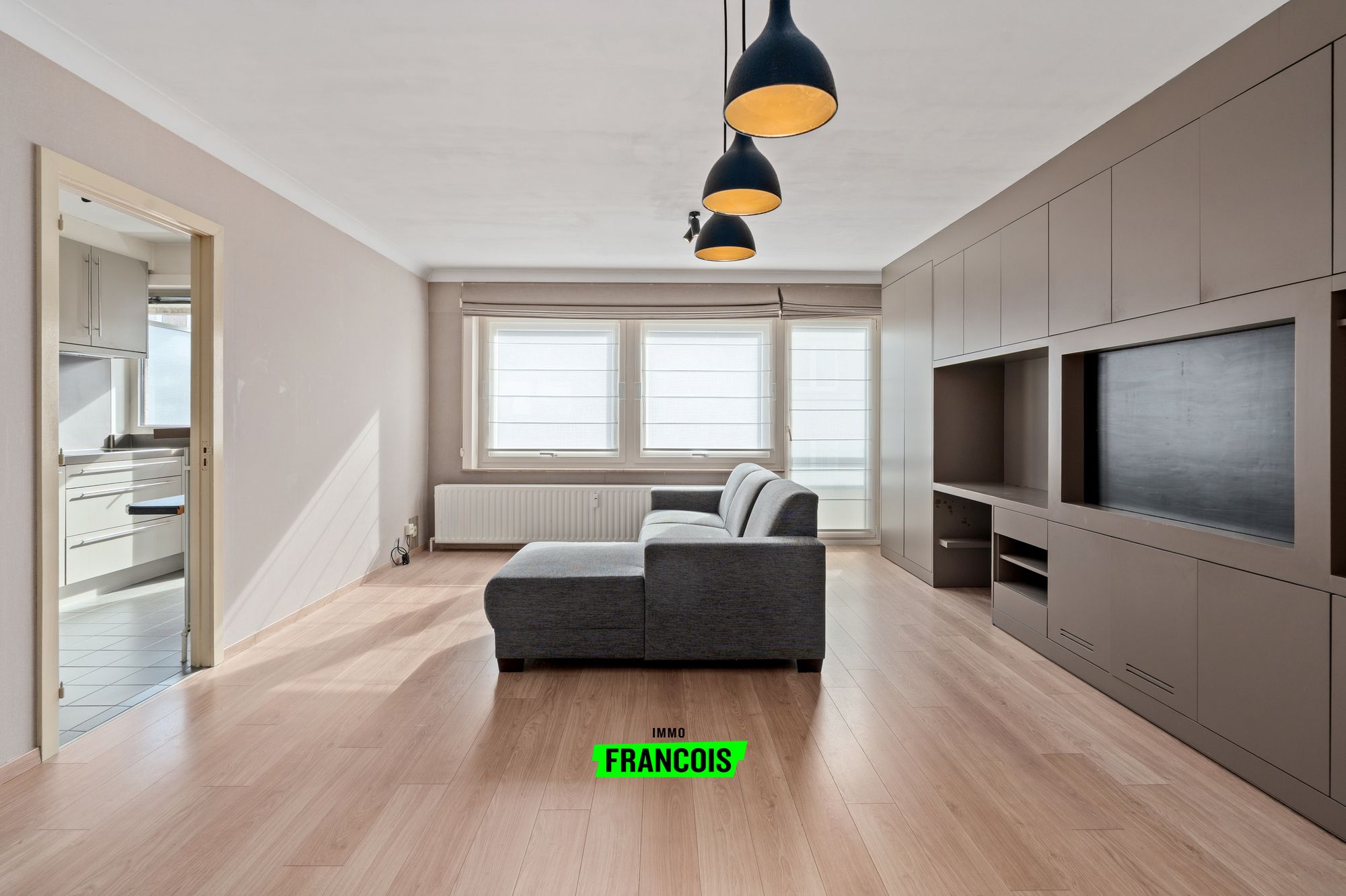 Te koop in Oostende: volledig gerenoveerd 2-slaapkamerappartement met balkon, terrassen en inbegrepen garagebox - foto 2