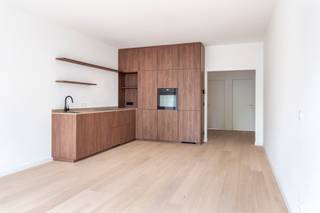 Gelegen op een uitstekende locatie in de nabijheid van groen, scholen, winkels, goede verbindingen met openbaar vervoer en snelwegen voor eenvoudige mobiliteit in en rond Wilrijk. U betreedt het appartement via een ruime inkomhal waar plaats is voor een vestiaire kast. De zeer ruime leefruimte op parket geniet van erg veel natuurlijke lichtinval en is perfect voor ontspanning en vermaak. De volledig uitgeruste keuken geniet van alle comfort en is een meesterwerk van functionaliteit. Het appartement heeft 2 slpk van ca. 15 m², 10 m². De badkamer heeft een ruime inloopdouche met douchebak, gouden kraanwerk en een dubbel lavabo meubel met opbouwkommen. Via de 2e slpk geeft heeft u toegang tot de zeer aangename tuin van 61m² voor de liefhebbers die graag buiten zitten. Verder is er ook een lift in het gebouw die ook toegang geeft tot de kelder. Dit app heeft een kelderbergingen van 22m².