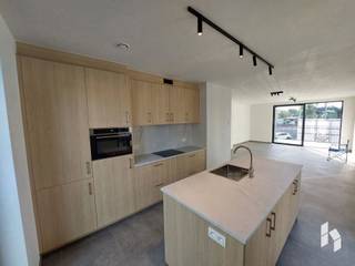 <p>Modern ruim nieuwbouwappartement (105 m²) op de 1ste verdieping met 2 slaapkamers en terras in het centrum van Pelt!<br />Er is 1 ondergrondse parkeerplaats aanwezig met berging en een gemeenschappelijke fietsenstalling.<br /><br /><strong>BIJZONDERHEDEN:</strong><br />- Modern en lichtrijk <br />- Warmtepomp en zonnepanelen aanwezig <br />- Terras <br />- Voorzien van verlichting en screens <br />- Onmiddellijk beschikbaar<br />- Gemeenschappelijke kost €100/maand<br /><br /><strong>INDELING:</strong> Inkomhal, woonkamer, keuken, berging/wasplaats, toilet, gang, badkamer, 2 slaapkamers<br /><br />Indien u een bezichtiging wenst, gelieve u hieronder kandidaat te stellen.<br />Zodra we u hiervoor selecteren, contacteren we u voor een afspraak.</p>
<p>Door de grote toestroom van huuraanvragen, zijn we niet in de mogelijkheid iedereen persoonlijk te beantwoorden, indien u binnen 10 dagen geen reactie van ons heeft ontvangen, komt u niet in aanmerking voor dit pand.</p>