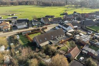 <p><strong>INDELING</strong><br /><strong>GELIJKVLOERS</strong><br />Inkomhal met enerzijds toegang naar de feestzaal en anderzijds naar het restaurant. <br />De feestzaal is voorzien van eigen toogmeubel en sanitair gedeelte (mannen en vrouwen gescheiden). <br />Het restaurant is voorzien van een grote open haard, een toogmeubel met toegang naar de keuken met bijhorende wijnkoeling, apart sanitair gedeelte, koelcel en verschillende bergingen. <br />Eveneens is van hieruit het bovengelegen appartement bereikbaar. <br /><br /><strong>EERSTE VERDIEPING</strong><br />Woonkamer met keukengedeelte zonder toestellen (met aardgasbrander voor de gedeeltelijke CV en warmwaterbereiding). <br />Toiletruimte voorzien van wastafel.<br />Badkamer voorzien van ligbad, badkamermeubel en aansluiting voor een douche. Slaapkamer.<br />Grote multifunctionele ruimte, voorzien van aardgasbrander voor gedeeltelijke CV en warmwaterbereiding en airconditioning. <br /><br /><strong>BUITEN</strong><br />Vooraan een ruime parking, hobbyserre en ruimte voor een terras. Achteraan is er een private tuin met houten bijgebouw.<br /><br /><strong>BIJZONDERHEDEN</strong><br />Houten ramen. Combinatie enkele en dubbele beglazing. Verwarming op aardgas en warmtepomp.<br /><br /><strong>POSITIEVE ASPECTEN<br /></strong>Zeer ruim pand (ca 650 bewoonbare oppervlakte!)<br />Perfecte combinatie mogelijk tussen werk en privé (horeca, dokterspraktijk, kinesist, groepspraktijk, notaris, advocaat,….)<br />Mogelijkheden tot het creëren van (extra) woongelegenheden<br />Ruim en west georiënteerd perceel</p>
<p><br /><br /><br /></p>