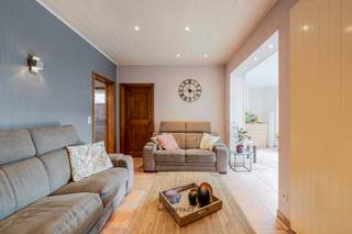 Ontdek deze aangename gezinswoning met verrassend veel ruimte en lichtinval. De woning werd doordacht ingedeeld en biedt tal van mogelijkheden voor wie comfortabel wil wonen met alle voorzieningen in de buurt.<br /><br />Indeling<br /><br />Bij het betreden van de woning komen we binnen in de inkomhal. Aansluitend bevindt zich een eerste ruimte die perfect kan dienen als bureau, zitplaats of eetkamer. Verder treffen we de gezellige leefruimte met een lichtrijke uitbouw en grote raampartijen die een prachtig zicht geven op de tuin. <br /><br />De keuken sluit naadloos aan op de eetplaats en vormt zo het hart van de woning. Verder vinden we op het gelijkvloers een praktische berging en een badkamer, uitgerust met ligbad, douche, toilet, dubbele wastafel en aansluitingen voor wasmachine en droogkast.<br /><br />Op de eerste verdieping bevinden zich drie ruime slaapkamers, ideaal voor een gezin of wie graag een extra hobbykamer of logeerkamer voorziet. <br /><br />Er zijn twee zolders voorzien met extra stockagemogelijkheden.<br /><br />Troeven<br />- Lichtrijke leefruimte met zicht op de tuin<br />- Praktische indeling met bureau-/hobbyruimte op het gelijkvloers<br />- Drie ruime slaapkamers<br />- Vlotte verbindingen<br /><br />Zowel winkels, scholen en openbaar vervoer liggen op korte afstand.<br /><br />Voor meer info contacteer Senne via 0499 47 10 68 of via senne@woonvast.be