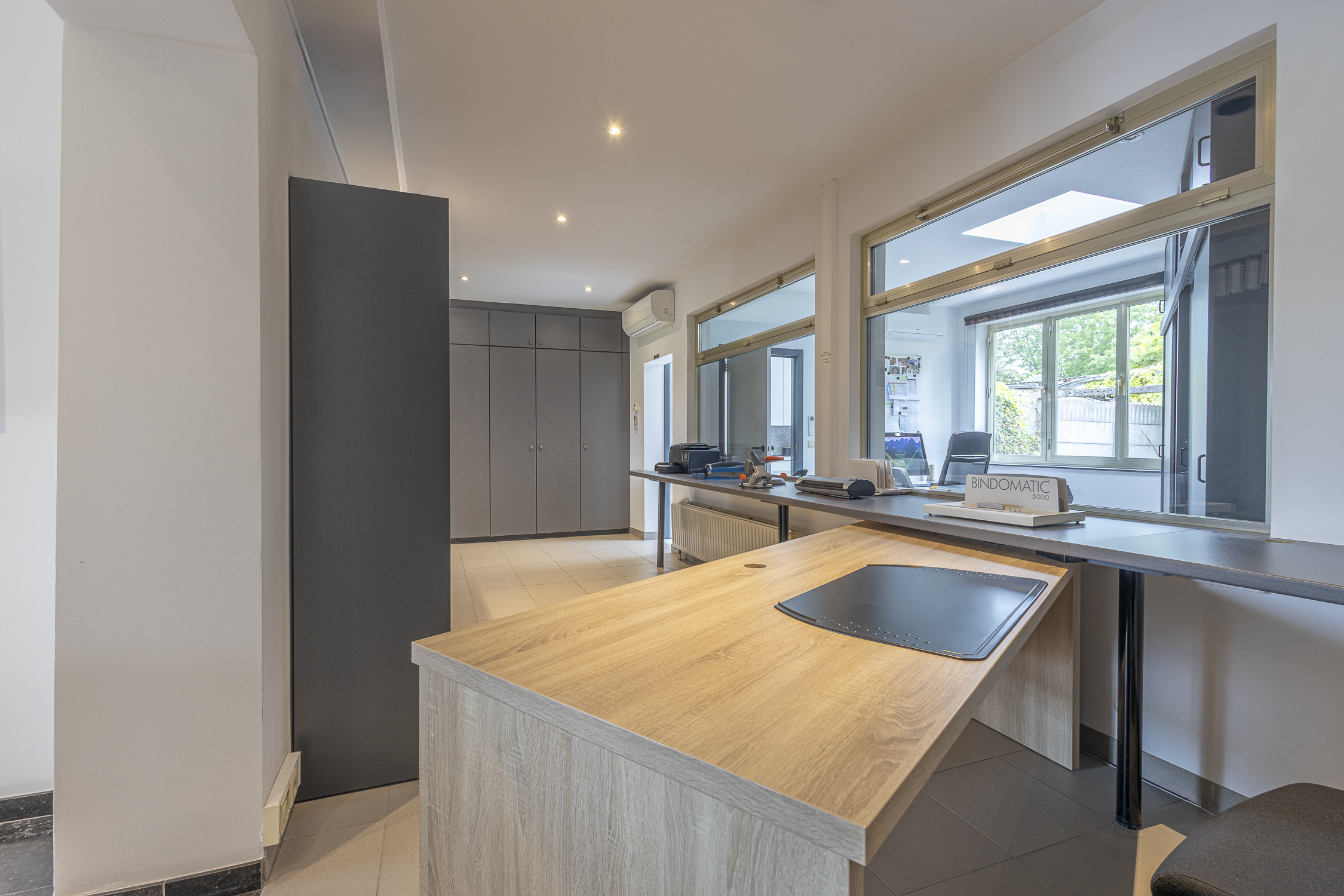Mixed-use property with commercial and residential space - photo 5