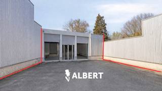 Polyvalente handelsruimtes / baanwinkel van ca. 325 m² te huur in Roeselare – topligging tussen E403 en centrum.Bent u op zoek naar een grote...