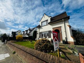 <strong>Menen: charmante villa met 3 slaapkamers en garage te koop</strong><br /><br />In de Wervikstraat te Menen staat deze charmante alleenstaande villa te koop.<br />Men een mooie grote tuin, garage voor 2 wagens, 3 slaapkamers, grote leefruimte en veranda zijn de mogelijkheden hier eindeloos.<br /><br /><strong>Indeling:</strong><br />gelijkvloers: inkomhal, toilet, keuken, living en veranda<br />1ste verdiep: 3 slaapkamers en badkamer<br />zolder<br />kelder<br />grote tuin<br />afzonderlijke garage<br /><br /><strong>pluspunten:</strong>
<ul><li>grote tuin</li><li>dubbele garage, 3 staanplaatsen</li><li>10 zonnepanelen + batterij</li><li>centrale ligging</li></ul>
renovatieplicht