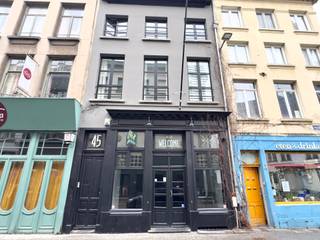 Gelegen in de Wolstraat, in het historische en commerciële hart van Antwerpen, bevindt zich deze commerciële ruimte met achterhuis met een...