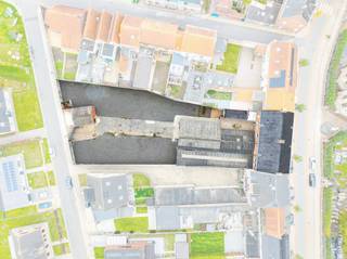 Veelzijdige eigendom met ruime, instapklare woning, handelsruimte én enorme loods. Ideaal voor zelfstandigen. Er is tevens ontwikkelingspotentieel...