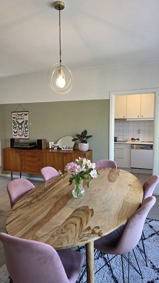 In optie- Ben je op zoek naar een comfortabel appartement op een uitstekende locatie in Schoten? Dan is dit lichtrijke appartement met 2 slaapkamers zeker een bezoek waard. Het biedt de perfecte balans tussen rustig wonen en de nabijheid van alle voorzieningen. Ruime en lichtrijke leefruimte: De woonkamer vormt het hart van het appartement. Dankzij de grote raampartijen geniet je van een aangename natuurlijke lichtinval en is er voldoende plaats voor een gezellige zithoek en een ruime eettafel. De keuken is functioneel ingericht en uitgerust met een combioven, inductiekookplaat en vaatwasser. Twee comfortabele slaapkamers: De rustig gelegen kamers zijn ideaal als slaapkamer, kinderkamer, dressing of bureau. Het appartement beschikt over een ruime badkamer en het extra comfort van een afzonderlijk toilet. In het appartement bevinden zich twee handige inmaakkasten. Daarnaast is er bijkomende opbergruimte beschikbaar op de gemeenschappelijke zolder. Lage gemeenschappelijke kosten. Het appartement heeft een goede ligging. Winkels, scholen, openbaar vervoer en horecazaken bevinden zich op fiets- en wandelafstand. Bovendien is er een vlotte verbinding met de belangrijkste invalswegen en kan je makkelijk de bus of tram nemen. Interesse? Neem contact op via 0478 18 62 08 of emiliefranck@hotmail.be om een bezoek in te plannen of meer informatie. EPC: 305 kWh/m² per jaar Elektriciteit: conform Beschikbaar bij akte
