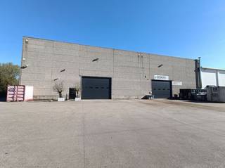 Magazijn met kantoorruimte te huurDit bedrijfspand is gelegen aan Molenweide 4 in Mechelen en geniet van een uitstekende bereikbaarheid, zowel vanuit...