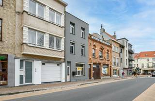 In het centrum van Blankenberge, op wandelafstand van winkels, openbaar vervoer en de zeedijk, bevindt zich deze charmante en deels gerenoveerde rijwoning. Deze woning combineert een praktische indeling met verrassend veel ruimte.<br /><br />Via de inkomhal met ingemaakte kasten en houten trap betreedt u de lichtrijke woonkamer (ca. 22 m²) met elektrische rolluiken. Aansluitend bevindt zich de ruime keuken (ca. 14 m²), uitgerust met dubbele spoelbak, vaatwasser (AEG), oven (Smeg), gasfornuis, dampkap en dakkoepel die zorgt voor extra lichtinval.<br /><br />Op het tussenverdiep bevindt zich een handige berging met toilet, aansluiting voor wasmachine en droogkast en cv-ketel (Vaillant). De eerste verdieping omvat een ruime badkamer met dubbel lavabomeubel, douchecabine en aansluitingen voor een bad, alsook een volwaardige slaapkamer (ca. 18 m²) met laminaatvloer en elektrische rolluiken.<br /><br />Via het tweede tussenverdiep bereikt u het aangename terras in bankirai. De tweede verdieping (ca. 29 m²) biedt mogelijkheden tot het creëren van twee extra slaapkamers en geeft ook toegang tot de zolder.<br /><br />De woning biedt enorm veel mogelijkheden, zowel als vaste woonst, tweede verblijf of investering aan zee. Aarzel niet en contacteer ons vandaag nog voor een bezoek ter plaatse!<br /><br />Neem voorsprong met een vrijblijvende en gratis schatting van uw eigendom via:<br />http://www.residentievastgoed.be/gratisonlineschatten
