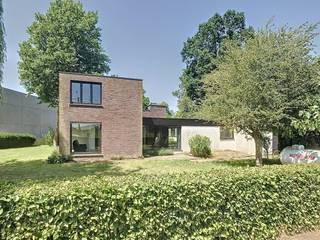 Deze vrijstaande woning in de Boescheepseweg, op een kilometer van de ring van Poperinge, is zeer rustig gelegen met mooie vergezichten aan...