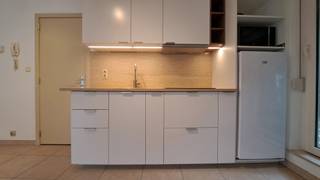 <strong>Gezellig 1-slaapkamerappartement met 2 terrassen en autostaanplaats in Kessel-Lo</strong><br />Gezellig en praktisch ingedeeld appartement te huur in Kessel-Lo.<br />Indeling: woonkamer met open keuken, badkamer met douche, lavabo en toilet, 1 slaapkamer en 2 terrassen.<br />Het appartement beschikt bovendien over een autostaanplaats en een kelderberging.<br />Huurprijs: € 850/maand + € 100/maand gemeenschappelijke kosten.<br />Onmiddellijk beschikbaar!<br />Graag een bezoekje? Ga naar onze website, zoek het pand en schrijf je in via het groene kader voor het volgende bezoekmoment. Vergeet niet eerst het bolletje in te kleuren. 😉