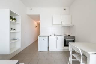 Vandaag nemen we je mee naar de negende verdieping van complex 'Park Toren', waar we deze recente studentenkamer terugvinden. De studentenkamer is gelegen op wandelafstand van alle nodige faciliteiten zoals winkels, scholen en openbaar vervoer. Op slechts 500 meter bereiken we het Eilandje, rijk aan leuke restaurants en cafés waar altijd iets te beleven valt. <br /><br />Naast het complex bevinden zich twee campussen van de AP Hogeschool. Op vijf minuten fietsen bevindt zich dan weer de Universiteit van Antwerpen. <br /><br />We betreden de studentenkamer via een inkomhal die toegang geeft tot de badkamer voorzien van lavabo, douche en toilet. Wanneer we doorlopen betreden we de kamer voorzien van een kitchenette met koelkast, kookplaat en oven. De meubels zijn inbegrepen.<br /><br />De grote raampartijen zorgen voor voldoende lichtinval en geven toegang tot het ruime terras van 18,8 m² met zicht op de skyline van Antwerpen en het Park Spoor Noord. <br /><br />De studentenkamer leent zich ook perfect tot vastgoedinvestering. Momenteel wordt deze verhuurd voor 560 euro + gemeenschappelijke kosten.<br /><br />Ben je op zoek naar een studentenkamer in Antwerpen?<br />Contacteer ons gerust via office@julimmo.be of 03 303 39 36.