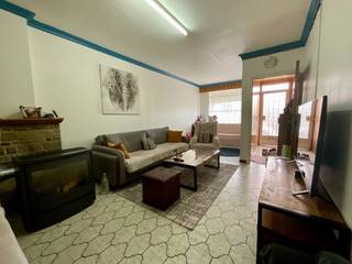 In het centrum van Zele bieden wij U een rijwoning aan met 2 slaapkamers en tuin.Op het gelijkvloers heeft u in een aparte inkomhal, leefruimte, een...