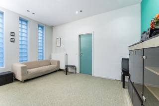 "AANGEPASTE PRIJS !"

Bent u op zoek naar een appartement op een toplocatie in het bruisende stadscentrum van Oostende? Dan biedt dit pand de kans om die droom werkelijkheid te maken! Mits aanpassingswerken maak je hier een ruim appartement vlakbij de levendige stadskern en op een steenworp afstand van alle voorzieningen. 

Achter de charmante gevel, uitgevoerd in een eclectische stijl met neobarokke inslag, schuilt een aangename ruimte die volledig naar eigen smaak kan worden gerenoveerd. Dankzij de grote ramen geniet je hier van veel natuurlijk licht. Momenteel krijgt dit vorm handelsruimte, maar stedenbouwkundig staat het gekend als woongelegenheid. 

Achter deze voormalige handelsruimte, bevindt zich een studio met een open leefruimte, een slaapkamer met aansluitende badkamer en een kelder die extra opslag biedt. De studio is rechtstreeks de bereiken via de handelsruimte en heeft een eigen ingang, wat flexibiliteit biedt in de indeling of eventueel gebruik van de woning.

Hoewel het pand momenteel als handelspand met studio is ingericht, biedt het alle potentie om omgevormd te worden tot een volwaardig en ruim appartement, perfect op maat van uw wensen. Enkele renovaties zijn vereist om deze woning te transformeren, maar de locatie en ruimte maken het de investering meer dan waard!

Grijp deze unieke kans om uw eigen droomappartement te creëren in het hart van Oostende! Contacteer Hyboma op 051 480 980 voor meer informatie of om een bezoek te plannen.