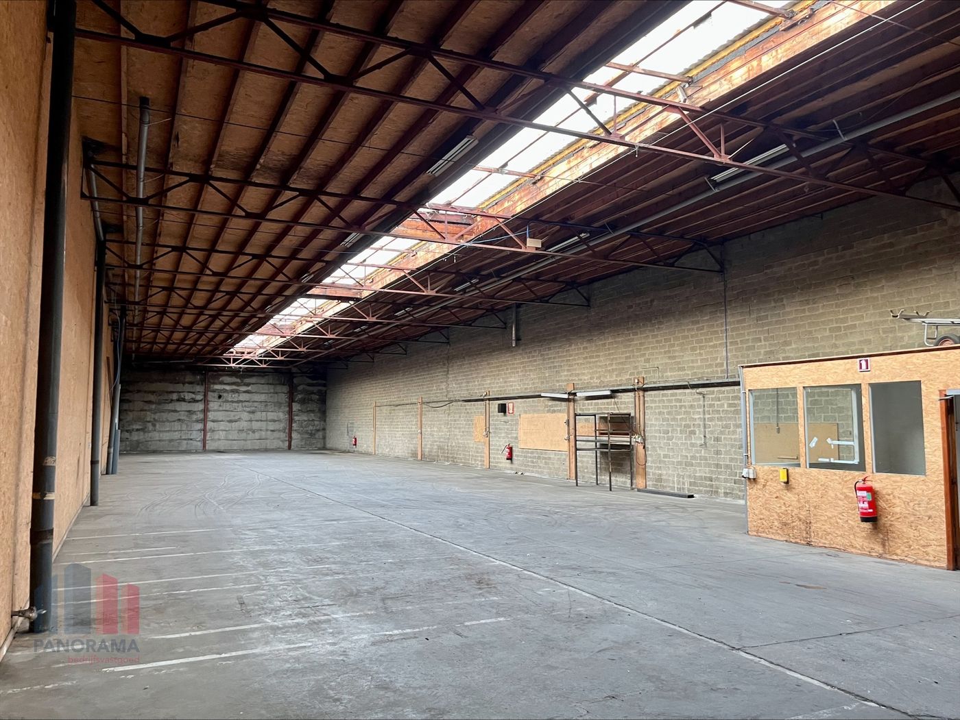 ESPACE DE STOCKAGE DE 673 m² AVEC PORTE SECTIONNELLE À PROXIMITÉ DE L'E313 - photo 4