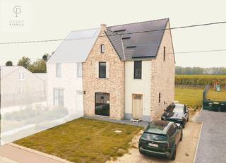 Deze stijlvolle woning moet je absoluut ervaren. Niet alleen de ligging, maar ook de royale ruimtes en de hoogwaardige afwerking zullen je meteen weten te overtuigen.<br /><br />Reeds bij aankomst voel je de rust van de landelijke omgeving – een sfeer die ook binnenin wordt verdergezet.<br />Via de inkomhal met gastentoilet stap je binnen in een harmonieuze leefruimte, verbonden met de keuken via een elegante metalen deur met glas.<br /><br />De leefruimte ademt klasse uit dankzij de keramische tegels met parketuitstraling: de warmte van hout gecombineerd met de duurzaamheid van keramiek. Aansluitend vind je de open keuken, volledig uitgerust en voorzien van een natuurstenen werkblad.<br />Vanuit hier geniet je van een prachtig zicht op de tuin. Een praktische berging sluit perfect aan op de keuken en maakt het geheel compleet.<br /><br />Aan de straatzijde is een aparte ruimte voorzien die ideaal kan dienen als bureau of leeshoek.<br /><br />De stijlvolle zwarte trap leidt ons naar de eerste verdieping waar drie volwaardige slaapkamers rust en privacy garanderen.<br />De badkamer combineert elegantie en comfort: een dubbele lavabo, een ruime inloopdouche en een ligbad vormen hier een oase van verwennerij – een plek waar je elke ochtend graag de dag begint.<br /><br />Op de bovenste verdieping vinden we een afgewerkte zolder, een uitzonderlijk ruime plek die eenvoudig kan worden omgevormd tot extra slaapkamers of hobbyruimtes. Daarnaast is er nog een aparte technische kamer die alle installaties netjes bundelt.<br /><br />Deze woning is niet alleen stijlvol, maar ook toekomstgericht: de aanwezige zonnepanelen zorgen voor een duurzame energievoorziening.<br /><br />De tuin is volledig omheind en biedt privacy en veiligheid, met een oprit die rechtstreeks uitgeeft op de straat.<br /><br />Ben je op zoek naar een woning die klasse, degelijkheid en comfort uitstraalt – afgewerkt met topmaterialen en oog voor detail – dan is dit zonder twijfel de woonst die jou zal bekoren.<br />Plan gerust een afspraak met ons. We laten je dit unieke pand met veel plezier ontdekken.<br /><br />