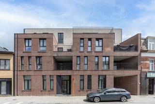 <strong>Gunstig gelegen energiezuinige appartementen met ruime terrassen en 2 of 3 slaapkamers</strong><br /><br /><strong>Gunstig gelegen</strong> op een boogscheut van de Grote Markt, vlakbij winkels en openbaar vervoer alsook een vlotte bereikbaarheid naar de Ring en autosnelweg E34<strong>, Antwerpen - Eindhoven. </strong>Nabij het kanaal Dessel - Schoten en het Turnhouts vennengebied. <br /><br />Dit kleinschalige blokje bestaat uit <strong>8 ruime en tijdloze appartementen met oppervlaktes van 101 m² tem 157 m².<br />Allen met 2 of 3 slaapkamers en inpandige terrassen van 14 m² tem 84 m² met een prachtig zicht op het Paterspand.<br /><br />Deze comfortabele appartementen werden doordacht ingericht met veel aandacht voor ruimte, licht en duurzaam wonen.<br /><br /></strong>Het energiezuinige <b> E peil van max 20 </b>kenmerkt zich door een minimale energiefactuur, een lagere CO₂-uitstoot en een optimaal wooncomfort.<br />Dit werd behaald door gebruik te maken van doorgedreven isolatie, alu profielen, lucht-water warmtepomp, vloerverwarming in combinatie met actieve koeling, ventilatiesysteem D en eigen zonnepanelen. Hierdoor geniet men van enkele jaren vrijstelling van de onroerende voorhefffing.<br /><br />Deze <strong>luxueus afgewerkte doorzonappartementen </strong>werden allen volledig en zeer degelijk afgewerkt alsook opgeschilderd en genieten allen van heel wat natuurlijke lichtinval. Achteraan en bovengronds bevinden zich 8 royale parkeerplaatsen en bergingen in de afgesloten garage. Er werd eveneens een extra buitendeur voorzien voor makkelijke toegang met fietsen. Men heeft de verplichting tot het aankopen van een staanplaats en berging bij aankoop van een appartement. <br /><br />Op de derde verdieping werd <strong>een luxueuze en ruime (153 m²) penthouse</strong> ingericht, deze beschikt over <strong>2 grote terrassen</strong> van 37,5 m² en 15 m² met achteraan een prachtig zicht op het paterspand en veel privacy. De lift komt rechtstreeks uit in dit knappe, lichte en stijlvol ingerichte dakappartement. <br /><br />In het binnengebied werd eveneens <strong>een loft van 157 m² </strong>gecreëerd die men op dit moment nog naar eigen smaak kan indelen en inrichten. Indien gewenst kan hier eveneens met een rechtstreekse lift gewerkt worden. Hier geniet je van twee uitzonderlijk grote terrassen van 38 m² en 50 m², eveneens met zicht op het paterspand en privacy achteraan.<br /><br />De twee gelijkvloersappartementen met extra hoge plafonds beschikken beiden over een terras en stadstuintje. De appartementen met 2 of 3 slaapkamers op de verdieping genieten van mooie ruime terrassen van +/- 21 m².<br /><br />Dit kleinschalige project komt in aanmerking om te verkopen onder <strong>6 % BTW </strong>wanneer u aan de voorwaarden voldoet. Momenteel zijn de meeste appartementen hier verhuurd waardoor deze ook erg interessant zijn als investering. (eveneens mogelijk onder 6 % BTW) <br /><br /><strong>Voor meer informatie, plannen, lastenboeken en prijzen</strong> <strong>of een bezoek </strong>contacteer ons via info@dilegno.immo of 014 70 73 23.