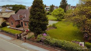 <p><span>Wonen, genieten én denken aan morgen in hartje Diest.</span></p><p><span> </span></p><p><span>In de Kloosterbergstraat verkoopt Immo Diest deze </span><span>karaktervolle woning met 4 slaapkamers</span><span> en </span><span>adembenemend mooie tuin</span><span> met </span><span>extra bouwgrond van ruim 8a met een perceelbreedte van +/- 16m.</span></p><p><span> </span></p><p><span>Uitstekende ligging nabij het centrum. </span></p><p><span>Deze combinatie kom je maar 1x tegen.</span></p><p><span> </span></p><p><span>Of je nu droomt van een ruime gezinswoning, extra uitbreidingsmogelijkheden of een vastgoedkans met potentieel: hier vind je het allemaal. </span><span> </span></p><p><span>Een buitenkans voor wie op zoek is naar charme, rust en toekomstwaarde. </span></p><p><span> </span></p><p><span>De woning (tot voor kort bewoond door de eerste eigenaar) werd begin jaren 80 gebouwd en heeft volgende indeling:</span></p><p><span>GELIJKVLOERS:</span></p><p><span>- mooie verzorgde inkomhal met trap, vide, vestiaire en toilet</span></p><p><span>- woonkamer en salon met inbouwcassette</span></p><p><span>- keuken met voornaamste toestellen</span></p><p><span>- veranda</span></p><p><span>- 2 volwaardige slaapkamers (of bureau/hobbykamer...)</span></p><p><span>- badkamer met ligbad, lavabo en 2de toilet</span></p><p><span>- grote garage met aut. kantelpoort, was- en stookplaats</span></p><p><span> </span></p><p><span>VERDIEPING:</span></p><p><span>- overloop</span></p><p><span>- 2 ruime slaapkamers met parketvloer </span></p><p><span>- zolderruimte met 3de toilet en uitbreidingsmogelijkheden (hobbyruimte, extra slaapkamer...)</span></p><p><span> </span></p><p><span>KELDER</span></p><p><span>- te benutten als koele berging</span></p><p><span> </span></p><p><span>GARAGES:</span></p><p><span>- er is zowel een inpandige garage (met aut. kantelpoort)</span></p><p><span>- en een garagebox</span></p><p><span> </span></p><p><span>TUIN:</span></p><p><span>- prachtige en zonnige tuin, heerlijk genieten in het groen</span></p><p><span>- perceel bouwgrond wordt momenteel als tuin gebruikt</span></p><p><span>- volledig omheind en voorzien van elektrische poort vooraan</span></p><p><span> </span></p><p><span>PS: geen renovatieplicht van toepassing aangezien de woning reeds EPC D heeft.</span></p><p><span> </span></p><p><span>De aangeboden eigendommen worden als 1 geheel verkocht en zijn kadastraal gekend als woning (opp.: 10a 83ca) én bouwgrond (opp.: 8a 36ca). Indien u het perceel wenst te bebouwen dient u eerst een verkavelingsvergunning te bekomen. </span><span>Het perceel is gelegen binnen het RUP Buitenwijken fase 1 (Art. 3. Zone voor open, halfopen en gesloten bebouwing/één- en meergezinswoningen). Meer info via deze link: </span><span><span>DSI - Detail - Buitenwijken fase 1</span></span><span> </span></p><p><span> </span></p><p><span>Kom deze unieke kans ontdekken. Bel Immo Diest voor een bezoek: 013 31 25 22.<br />Wij helpen u graag asap verder.</span></p><p><span> </span></p><p><span>De virtuele tour kan u reeds nu al bekijken op de website www.immodiest.be</span></p><p><span> </span></p>