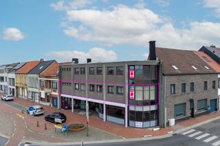 Op zoek naar ruimte, licht en comfort? Dan is dit verrassend ruime appartement in het hart van Moerbeke-Waas absoluut een bezoek waard. Bij...