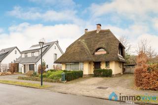 AlgemeenOp een absolute toplocatie in de Bloemetjeswijk in Hove vinden we deze zeer charmante rietgedekte villa terug die op zoek is naar nieuwe...