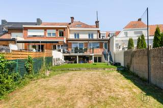 Te koop: Instapklare womet 4 slk en zonnige tuin in Moeskroen
In een gegeerde woonwijk in Moeskroen bevindt zich deze ruime en instapklare woning, waar comfort, licht en functionaliteit perfect samenkomen.
Wat maakt dit pand uniek?
Op het gelijkvloers geniet u van een lichtrijke leefruimte met gezellige zit- en eetplaats, een volledig uitgeruste keuken met eethoek en zicht op de tuin, een inkomhal met vestiaire en een apart gastentoilet. De eerste verdieping omvat drie slaapkamers, een bureau en een volledig uitgeruste badkamer met ligbad, inloopdouche en toilet. Op de tweede verdieping bevindt zich een ruime masterbedroom met een eigen douchekamer en apart toilet. De woning is volledig onderkelderd en biedt tal van mogelijkheden.
Buiten geniet u van een volledig omheinde tuin, een zonnig terras en twee private parkeerplaatsen aan de voorzijde.
Technisch is de woning uitgerust met centrale verwarming op aardgas, een pelletkachel, PVC-ramen met dubbele beglazing, rolluiken en een geïsoleerd dak.
Voor wie is dit ideaal?
Ideaal voor mensen die op zoek zijn naar een ruime, instapklare woning met 4 slaapkamers, tuin en alle comfort in een rustige omgeving.
Te koop via Immo Beguin, jouw vastgoedexpert sinds 2009, met kantoren in Ronse, Waregem, Kortrijk, Deinze, Doornik en Lessines.
Bezoek of meer info via benjamin@immobeguin.be