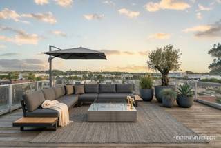 Interesse? Meer informatie op www.SWEVERS.be. - Dit ruime penthouse van 204 m² bevindt zich op de vierde en vijfde verdieping van een residentie in Hasselt. Het appartement beschikt over een lichte leefruimte van meer dan 50 m², een open keuken, drie slaapkamers en een stijlvolle badkamer, allemaal afgewerkt met oog voor comfort en kwaliteit.<br /><br />Een grote troef zijn de uitgebreide terrassen met een totale oppervlakte van 177 m². Op de bovenste verdieping liggen twee terrassen (zuidwest en noordoost georiënteerd), terwijl op de vierde verdieping een terras rond het volledige appartement loopt. Daarnaast heeft het penthouse een EPC-label B, twee ondergrondse autostaanplaatsen en een kelderberging van 5,5 m², met de optie om een extra garagebox aan te kopen.<br /><br />De ligging is gunstig: winkels, horeca en ontspanning liggen op korte afstand, openbaar vervoer op 190 m, de snelweg op 650 m en het centrum van Hasselt op 2,5 km. Bel ons vandaag nog voor een persoonlijke rondleiding. Wij van Swevers Real Estate helpen je maar al te graag verder. tel. 011 255 155. Bron bewoonbare oppervlakte: EPC-verslag.