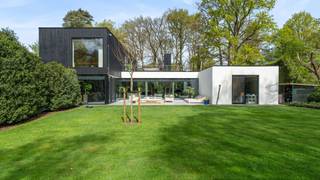 This exceptional property, located on a beautiful plot of 3,434 m² in the residential Schotenhof, combines refined architecture with...